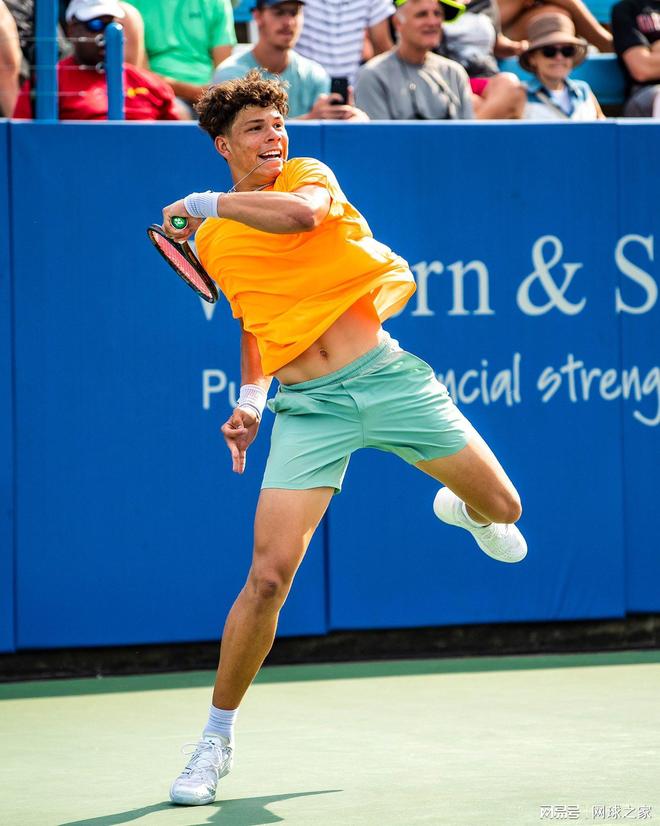 的表现备受 的表现备受